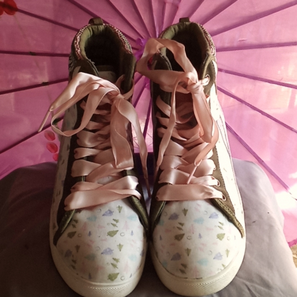 Shoes - Picture 2 of 4